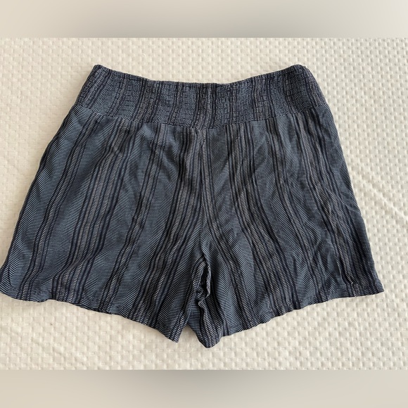 Linen shorts with pockets, size medium - Picture 2 of 3